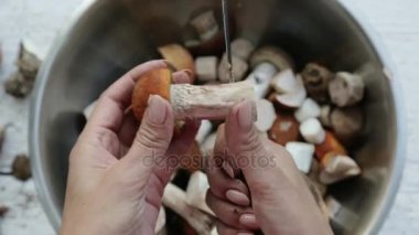 Eller mantar zımpara kapatın. Dilimleme mantar doğrama tahtası. Kesme taze mantar. Yemek, mantar doğrama.