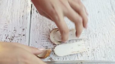 Eller mantar zımpara kapatın. Dilimleme mantar doğrama tahtası. Kesme taze mantar. Yemek, mantar doğrama.