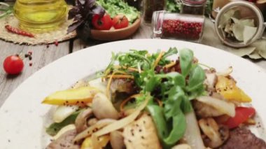 Sezar salatası ızgara peynir ve domates. Sezar salata çeşitleri.