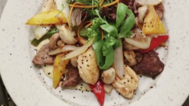 Sezar salatası ızgara peynir ve domates. Sezar salata çeşitleri.