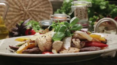 Sezar salatası ızgara peynir ve domates. Sezar salata çeşitleri.