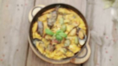 Baharat ahşap bir zemin üzerine peynir soslu midye çanağı. Midye bir Barbekü ortasında pişmiş peynirli.