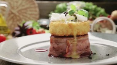 Et yemekleri pişirme sanatı. Soslu et yemek madalyon. Soslar sıcak et lezzetleri.