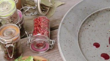 Et yemekleri pişirme sanatı. Soslu et yemek madalyon. Soslar sıcak et lezzetleri.