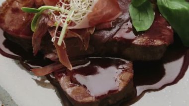 Et yemekleri pişirme sanatı. Soslu et yemek madalyon. Soslar sıcak et lezzetleri.