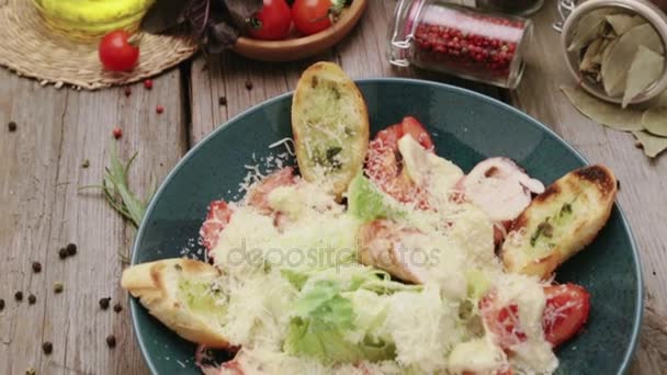 Salada Caesar com queijo grelhado e tomate. Variedades de salada Caesar . — Vídeo de Stock