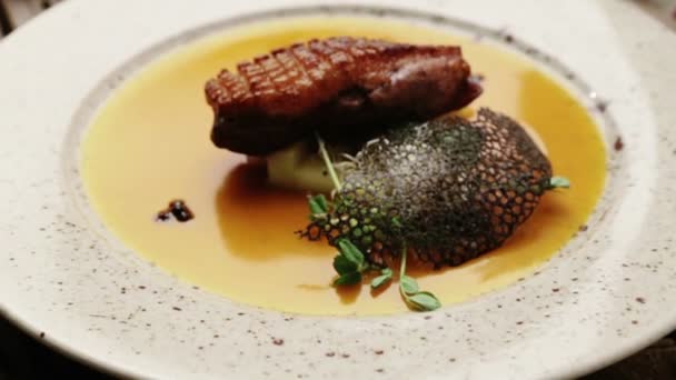 Entenfleisch auf einem Grill in Currysoße gekocht. gebratenes Entenfleisch in Sauce. — Stockvideo