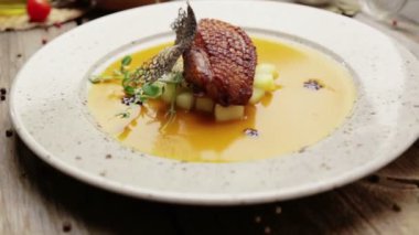 Bir Barbekü Köri soslu ördek et pişmiş. Soslu kızarmış ördek et. 