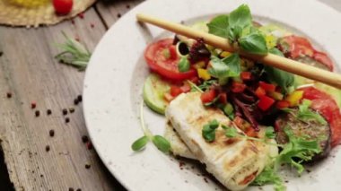Sezar salatası ızgara peynir ve domates. Sezar salata çeşitleri.