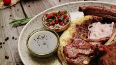 Kızarmış kuzu kaburga üzerinde pide soğan ve sos ile. Barbekü baharat ile kuzu kaburga.