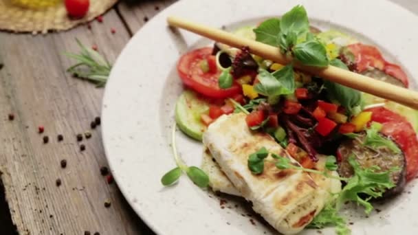 Caesar-Salat mit gegrilltem Käse und Tomaten. Sorten von Kaisersalat. — Stockvideo