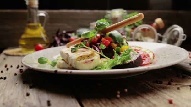 Caesar-Salat mit gegrilltem Käse und Tomaten. Sorten von Kaisersalat. — Stockvideo