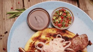 Kızarmış kuzu kaburga üzerinde pide soğan ve sos ile. Barbekü baharat ile kuzu kaburga.