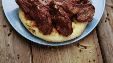 Kızarmış kuzu kaburga üzerinde pide soğan ve sos ile. Barbekü baharat ile kuzu kaburga.