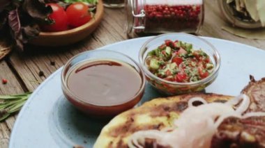 Kızarmış kuzu kaburga üzerinde pide soğan ve sos ile. Barbekü baharat ile kuzu kaburga.