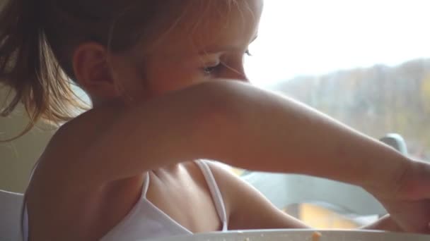 어린 소녀는 수프를 먹는의 초상화입니다. 백색 아이 야채 스프를 먹고 있다. 4 k 비디오 — 비디오