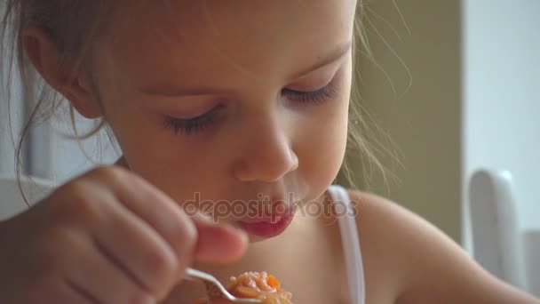 Retrato de uma menina comendo uma sopa. Uma criança branca está comendo sopa de legumes. Vídeos 4K — Vídeo de Stock