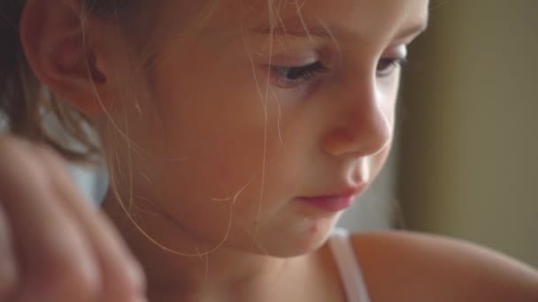 Retrato de una niña comiendo una sopa. Un niño blanco está comiendo sopa de verduras. Videos 4K — Vídeos de Stock