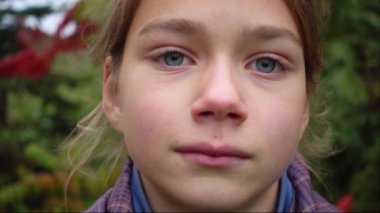 Yüz yavaş hareket üzerinde delikli bir çocuk portresi. Yavaş hareket yumruk karşısında 100 kare / saniye.