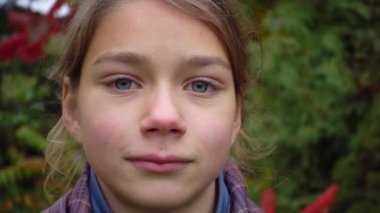 Yüz yavaş hareket üzerinde delikli bir çocuk portresi. Yavaş hareket yumruk karşısında 100 kare / saniye.