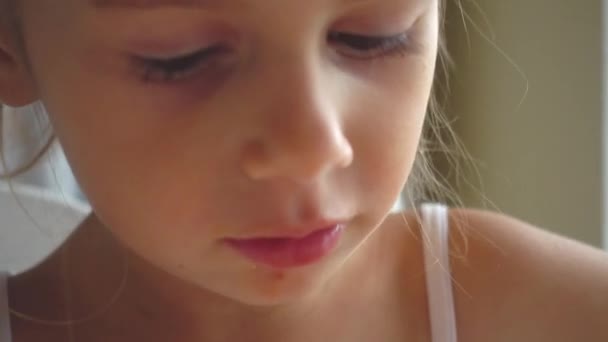 Портрет маленької дівчинки, що їсть суп. Біла дитина їсть овочевий суп. 4K Відео — стокове відео