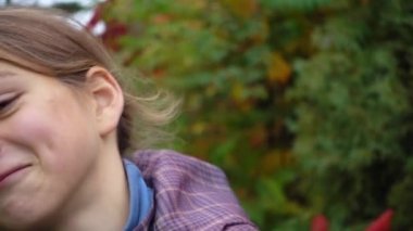 Yüz yavaş hareket üzerinde delikli bir çocuk portresi. Yavaş hareket yumruk karşısında 100 kare / saniye.