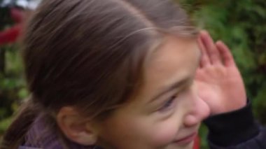 Yüz yavaş hareket üzerinde delikli bir çocuk portresi. Yavaş hareket yumruk karşısında 100 kare / saniye.