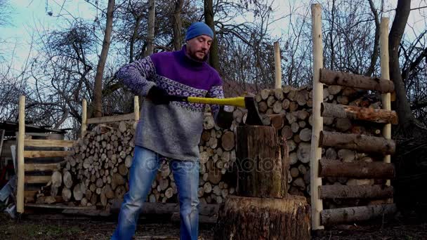 Een Jonge Kerel Hakt Hout Boerderij Het Portret Van Een — Stockvideo