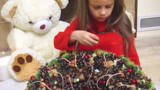 Niña Hace Una Corona Navidad Para Las Vacaciones Niño Está — Vídeo de stock