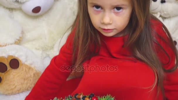少女は 休日のクリスマス リースを作る 子供はクリスマスと新年の花輪で飾られています — ストック動画
