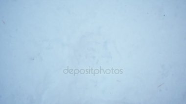 Bir çocuk portresi kışın kapatın. Kar üzerinde kafa yalan çocuk yüz.