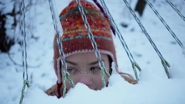 Porträt Eines Winterjungen Der Der Nähe Einer Hängematte Spielt Das — Stockvideo