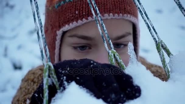 Porträt Eines Winterjungen Der Der Nähe Einer Hängematte Spielt Das — Stockvideo