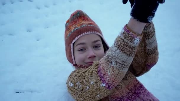 Portret Chłopca Zimowe Granie Pobliżu Hamaku Dziecka Odgrywa Zewnątrz Zimą — Wideo stockowe