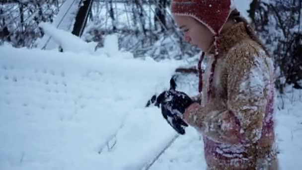 Πορτρέτο Του Ένα Αγόρι Χειμώνας Που Παίζουν Κοντά Μια Αιώρα — Αρχείο Βίντεο
