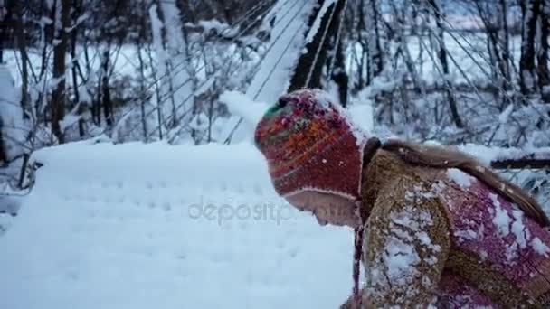 ハンモックに近い再生冬少年の肖像画 子供が遊ぶハンモック冬季の屋外 — ストック動画
