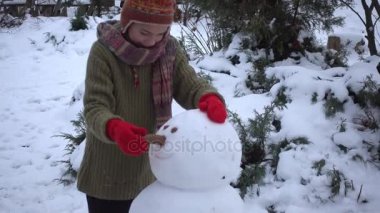 Çocuk bahçesinde bir kardan adam inşa ediyor. Kış çocuk parkta bir kardan adam sculpts. 