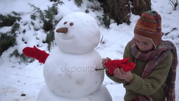 Çocuk Bahçesinde Bir Kardan Adam Inşa Ediyor Kış Çocuk Parkta — Stok video