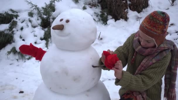 Pojken Att Bygga Snögubbe Trädgården Ett Barn Vintern Parken Skulpterar — Stockvideo