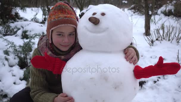 Garçon Construit Bonhomme Neige Dans Jardin Enfant Hiver Dans Parc — Video