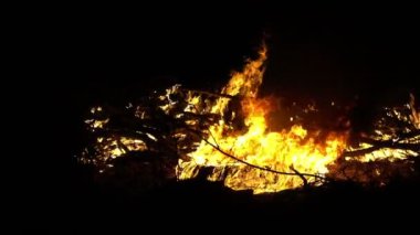 Büyük gece yangın video ağır çekim var. Yavaş ateşte alevi hareket 120 fps.  