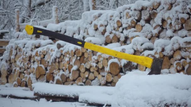 Axt Auf Dem Hintergrund Von Gestapelten Brennholz Winter Blick Auf — Stockvideo