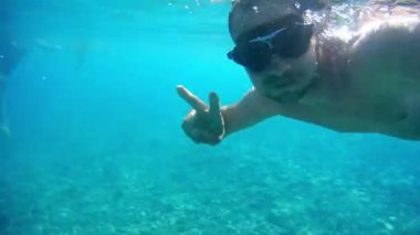 Bir kadın ve bir çocuk denizde yüzen bir adamdır. Genç aile tatil deniz Sualtı çekim yakınındaki.  