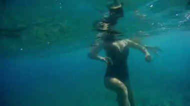 Bir kadın ve bir çocuk denizde yüzen bir adamdır. Genç aile tatil deniz Sualtı çekim yakınındaki.  