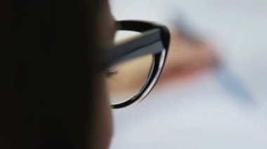 İş yerinde bir güzel genç iş kadını portresi. Bir genç kız öğrenci bir fincan kahve bir konu okuyor.  