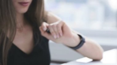 İş yerinde bir güzel genç iş kadını portresi. Bir genç kız öğrenci bir fincan kahve bir konu okuyor.  