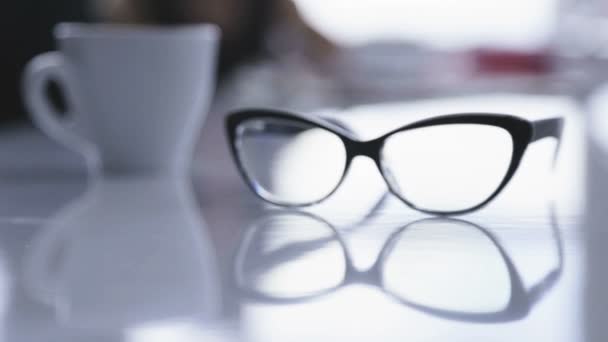 Gözlük Bir Fincan Kahve Bir Tabloda Bir Kafede Gözlük Tablo — Stok video