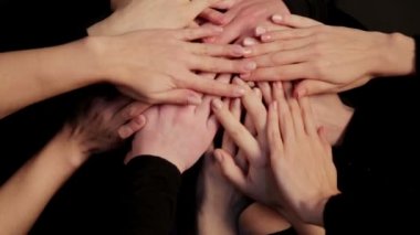 Kız yakın yüz kadar eller çok sayıda tarafından kapatılır. Eller çok sayıda gizli bir kadının yüzü portresi.