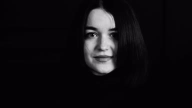 Kız yakın yüz kadar eller çok sayıda tarafından kapatılır. Eller, siyah beyaz görüntü çok sayıda gizli bir kadının yüzü portresi. 