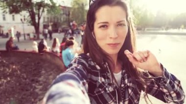 Geliştirme yararları üzerinde İngilizce öğretmen Avrupa tarafından konuşma. Kamera, ses ile video güzel genç öğretmen konuşuyor. 